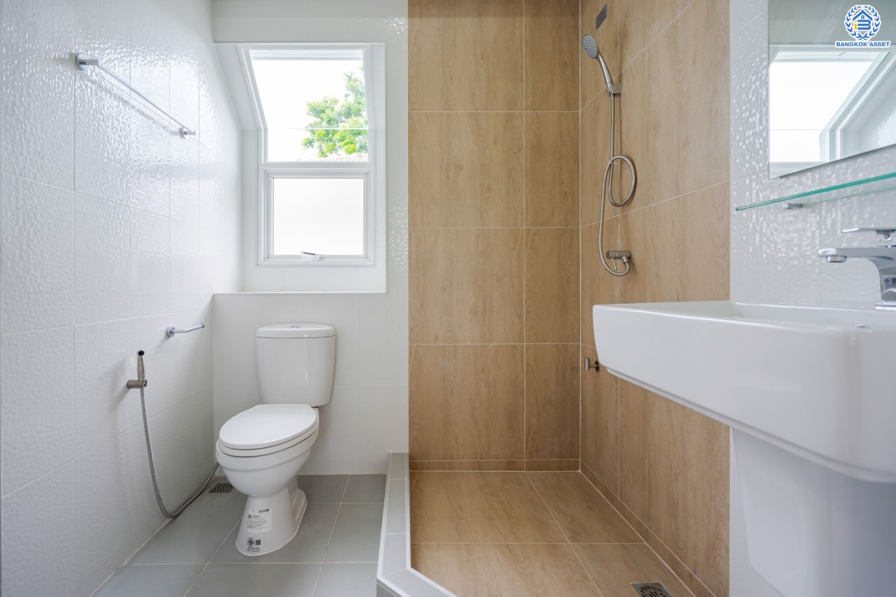 บ้านมือสองตกแต่งใหม่ ม.ชลลดา วัดลาดปลาดุก คุณภาพระดับ L&H บนเนื้อที่ 52.5 ตร.ว. ฟังก์ชัน 3 ห้องนอน 2 ห้องน้ำ 2 ที่จอดรถ บนทำเลศักยภาพ เพียง 15 นาทีถึง เซ็นทรัลเวสท์เกต ใกล้รถไฟฟ้าสายสีม่วง "สถานีคลองบางไผ่"